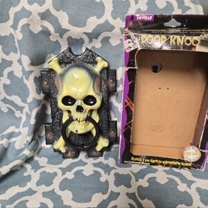1997 Paper Magic Group  Halloween Crossbones Skull Door Knocker Prop - TESTED